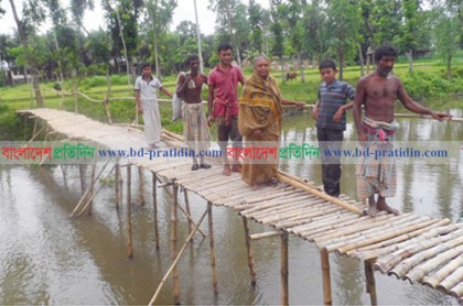 সোনাতলায় একটি ব্রীজের অভাবে দুর্ভোগ পোহাচ্ছে ৭ গ্রামের মানুষ