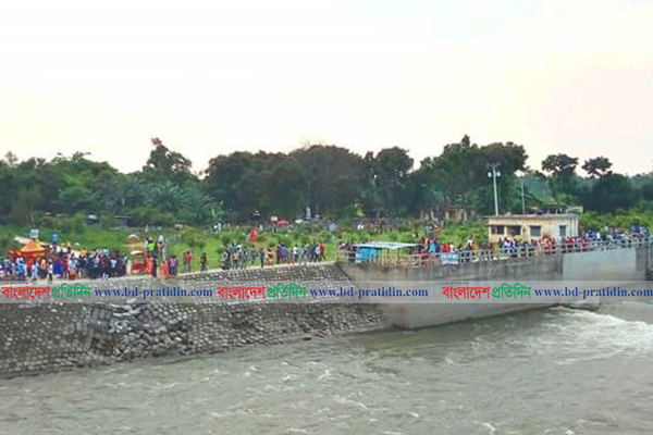 দিনাজপুরের বিনোদন কেন্দ্রগুলো লোকে লোকারণ্য
