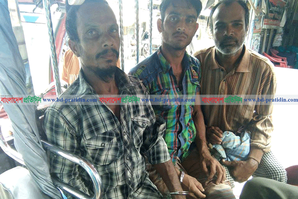 সুন্দরবনে বিষ দিয়ে মাছ শিকার, ৩ জেলে আটক