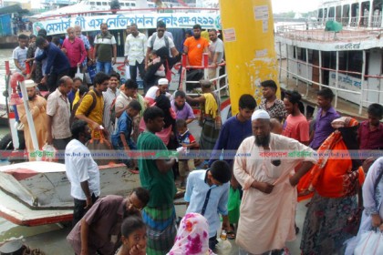 ঈদের ছুটি শেষে ঢাকামুখী কর্মজীবী মানুষ