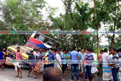 নাটোরে বাস-লেগুনা সংঘর্ষে নিহত ১৩