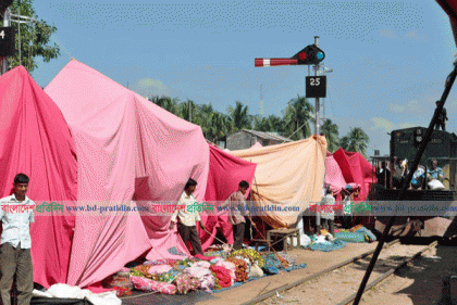 বগুড়ায় শহরজুড়ে ফুটপাতে ব্যবসা, ভোগান্তিতে মানুষ