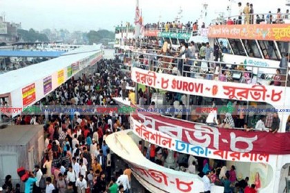 বরিশাল নদী বন্দরে রাজধানীমুখী মানুষের উপচে পড়া ভিড়