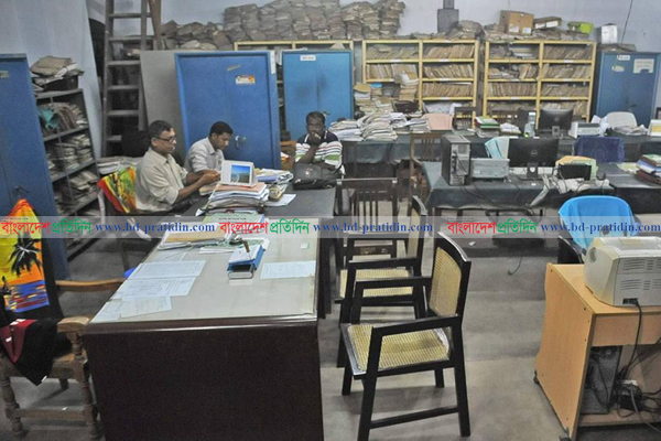 অফিস পাড়ায় এখনো ঈদের আমেজ