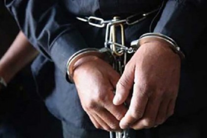 ইয়াবার আসর থেকে হোটেল মালিকসহ গ্রেফতার ৪