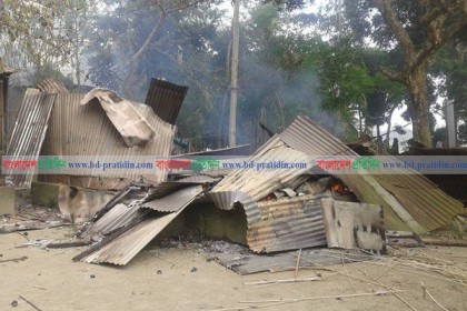 নরসিংদীতে দু'দল গ্রামবাসীর সংঘর্ষে নিহত ১, ভাংচুর-অগ্নিসংযোগ
