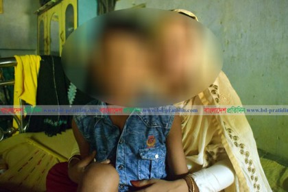 স্ত্রীর মর্যাদার দাবিতে ৭ বছরের সন্তান নিয়ে গৃহবধূর অনশন


