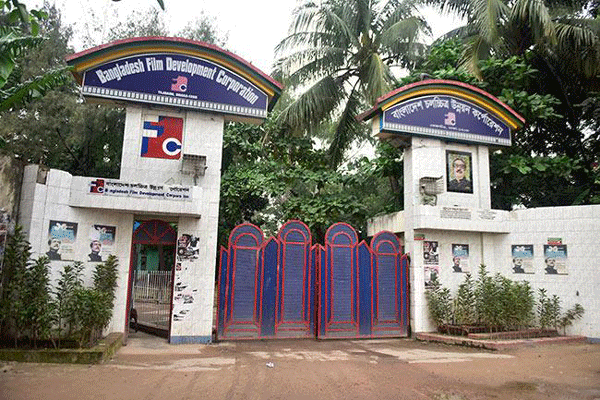 এফডিসিতে ভবন থেকে পড়ে প্রোডাকশন ম্যানেজারের মৃত্যু