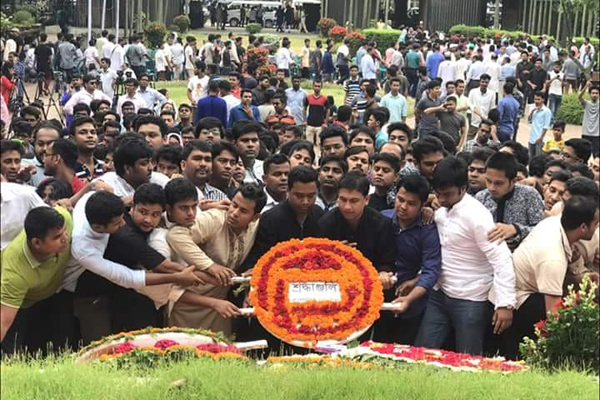 কবি নজরুলের সমাধিতে ছাত্রলীগের শ্রদ্ধাঞ্জলি