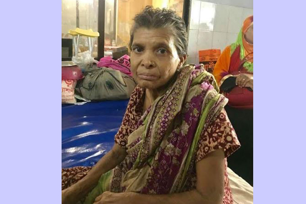 ৪ মাস ধরে হাসপাতালে বৃদ্ধা, মিলছেনা স্বজনের খোঁজ 