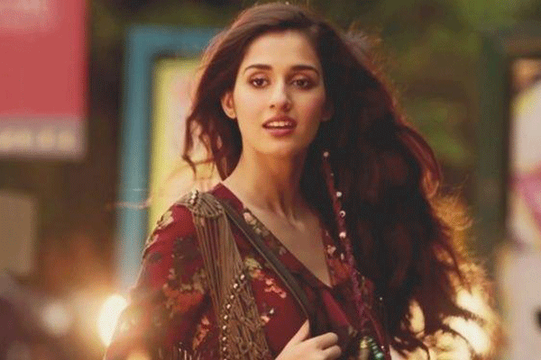 নেট দুনিয়ায় ঝড় তুলেছেন দিশা পাটানি!