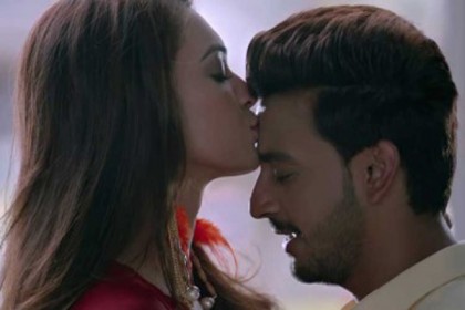 ঝুপ করে হাত ধরে ফার্স্ট কিস, ভাগ্যিস...