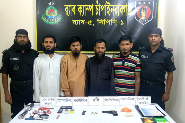 চাঁপাইনবাবগঞ্জে জেএমবির ৪ সদস্য আটক, অস্ত্র ও জিহাদি বই উদ্ধার

