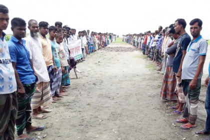 খাল উদ্ধারের দাবিতে নিকলীতে কৃষকের মানববন্ধন

