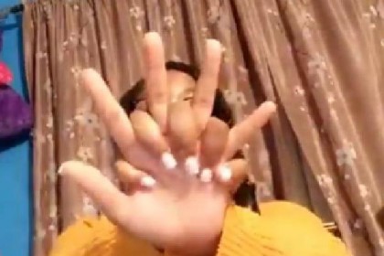 হাতের যে কৌশলে মেতেছে ইন্টারনেট