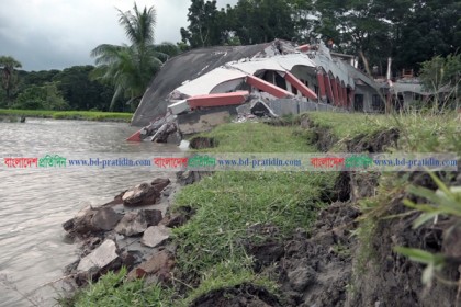 সুগন্ধা নদীর ব্যাপক ভাঙনে দিশেহারা বরিশালের মহিষাদী এলাকার মানুষ
