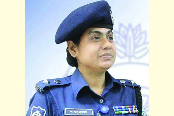 পুলিশ অন্যায় হয়রানি করলে পোশাক খুলে নেওয়া হবে