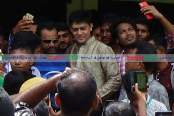 বাগেরহাটে চিত্রনায়ক শাকিল খানের গণসংযোগ

