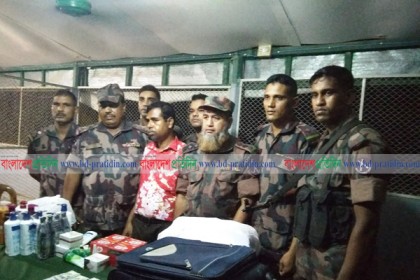 চুয়াডাঙ্গায় ডলার ও ভারতীয় কসমেটিক্সসহ আটক ১