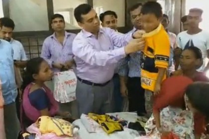 ত্রিপুরা পাড়ায় হাম রোগে আক্রান্তদের ত্রাণ দিল জেলা প্রশাসন