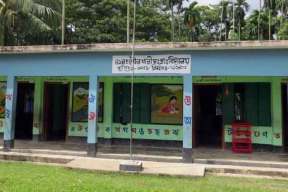
বাগেরহাটে ছাত্রীর সাথে অশালীন আচরণ, প্রাথমিকের শিক্ষক বরখাস্ত
