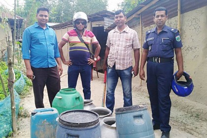 সিংড়ায় চোলাই মদের কারখানার সন্ধান 

