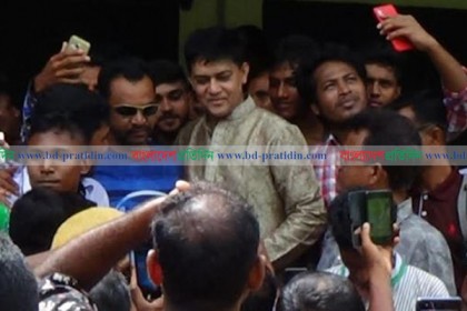 বাগেরহাটে চিত্রনায়ক শাকিল খানের গণসংযোগ

