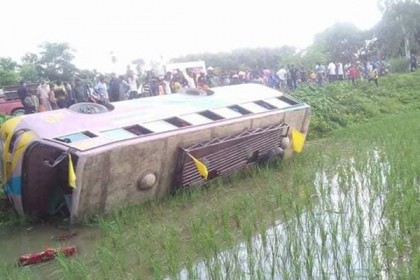চিরিরবন্দরে বাস নিয়ন্ত্রণ হারিয়ে খাদে

