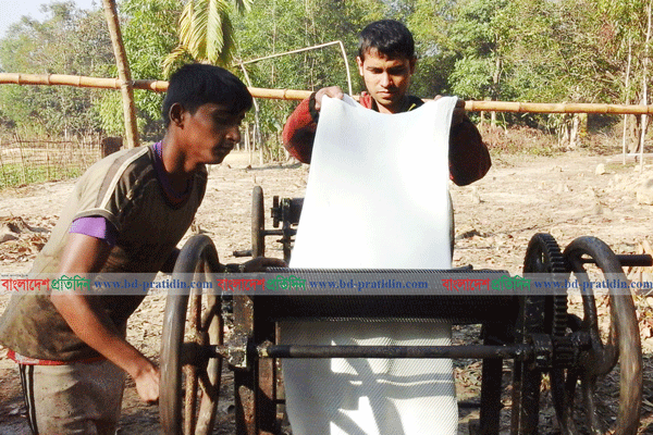 রাবারের দর পতন: বান্দরবানে হাজারো শ্রমিক বেকারের আশঙ্কা
