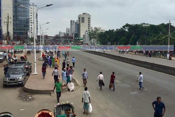 উত্তরায় শ্রমিকদের সড়ক অবরোধ