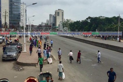 উত্তরায় শ্রমিকদের সড়ক অবরোধ
