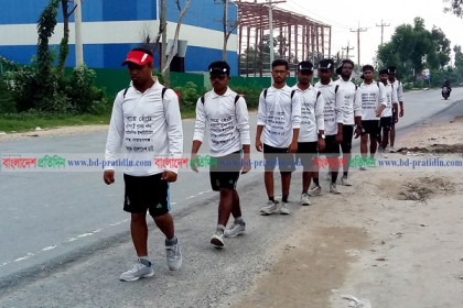মাদকের বিরুদ্ধে সচেতনতা সৃষ্টিতে ছাত্র-শিক্ষকের ব্যতিক্রমী পদযাত্রা