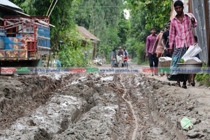 ধুনটে যমুনা নদীর নৌ-ঘাট সড়কের বেহাল দশা 