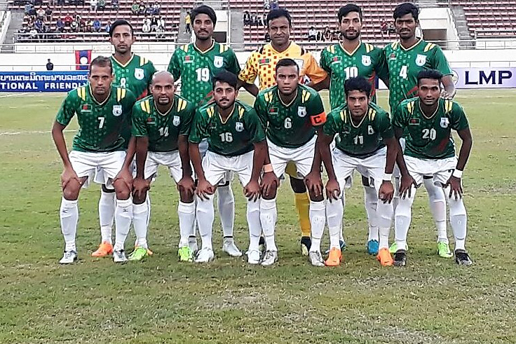 লাইসেন্স না থাকায় গাড়ি থেকে ফুটবলারদের নিয়ে নেমে গেলেন কোচ