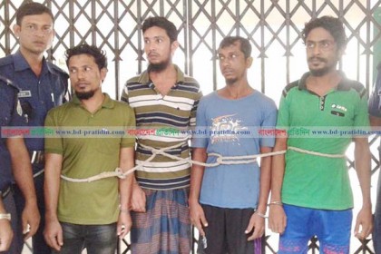 সুন্দরবন থেকে ৪ জলদস্যু আটক, গোলাবারুদ উদ্ধার
