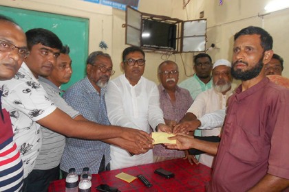 পাথরঘাটায় নিখোঁজ জেলে পরিবারকে সহায়তা প্রদান