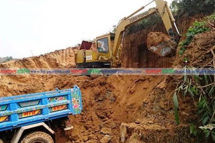 বান্দরবানে এক ইউনিয়নের ২৪ স্থানে চলছে পাহাড় কাটা