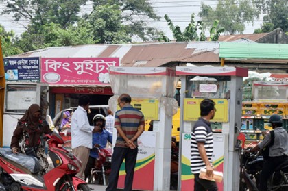 রংপুরে তেল পাচ্ছেন না হেলমেটবিহীন মোটরসাইকেল চালকরা