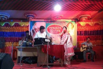 নেত্রকোনায় নজরুল উৎসবে সম্মাননা প্রদান

