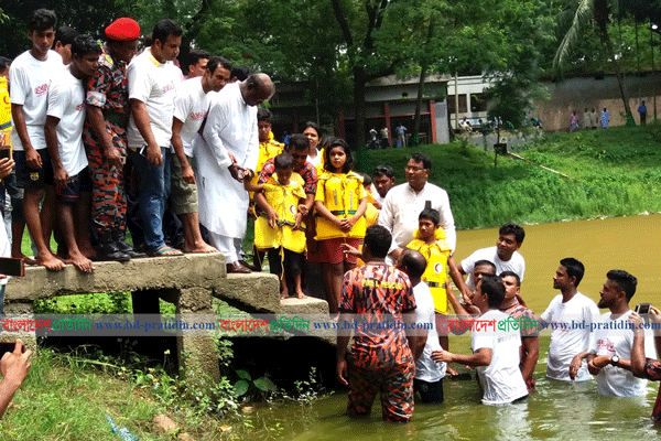 পাবনায় শিশুদের সাঁতার শেখাতে ব্যতিক্রমী উদ্যোগ
