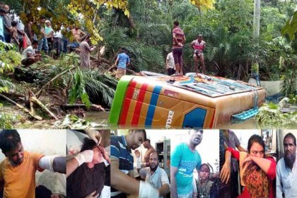 কুয়াকাটা-পটুয়াখালী মহাসড়কে যাত্রীবাহী বাস উল্টে পুকুরে

