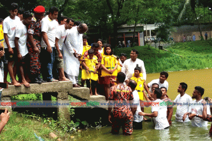 পাবনায় শিশুদের সাঁতার শেখাতে ব্যতিক্রমী উদ্যোগ