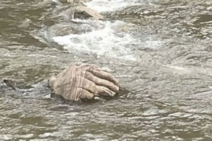 বন্যার পানিতে ভেসে উঠল অলৌকিক হাত!