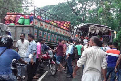 বাকেরগঞ্জে বাস-ট্রাক সংঘর্ষে আহত ৬

