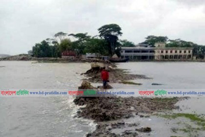 জোয়ারের সময় স্কুল ডুবে যায়, পানি কমে গেলে বাড়ি যায়