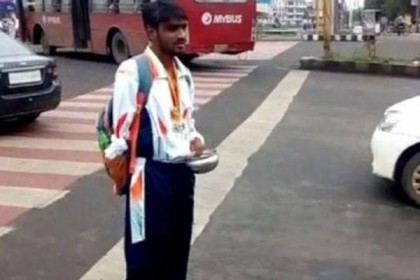 ৬৯টি পদক জয়ী ভারতীয় অ্যাথলেটের হাতে ভিক্ষার বাটি