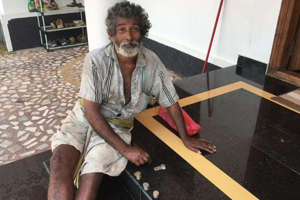 ভিক্ষা করে পাওয়া ৯৪ রুপি অনুদান দিলেন মহানন