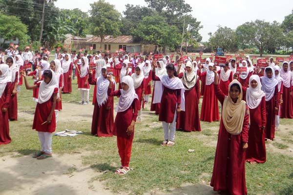 বড়াইগ্রামে বাল্য বিয়ে ও যৌন হয়রানিকে লাল কার্ড

