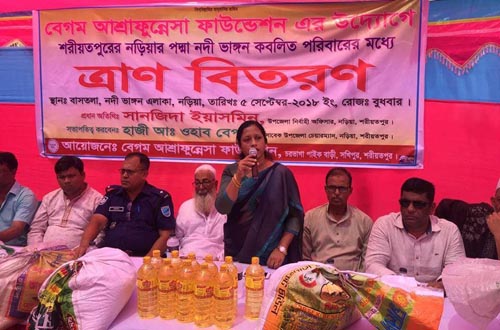 পদ্মার ভাঙন কবলিতদের ত্রাণ দিল বেগম আশ্রাফুন্নেসা ফাউন্ডেশন