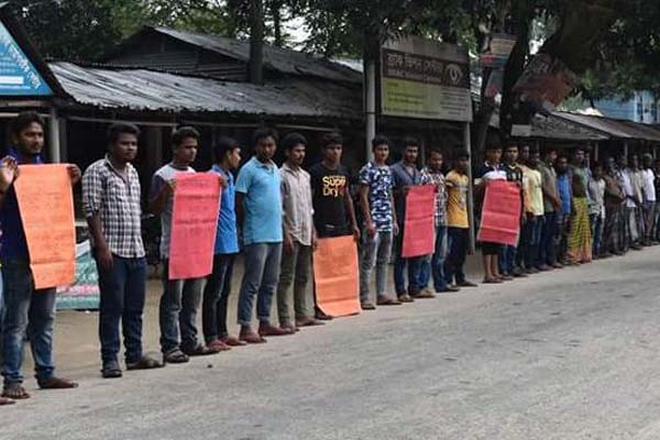 ডাক্তারের বদলি স্থগিতের দাবিতে খানসামায় মানববন্ধন

